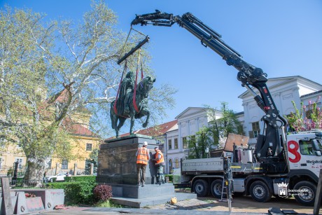 Szent István Tatára „lovagolt” - felújítják a szent király vármegyeháza előtti, monumentális lovasszobrát