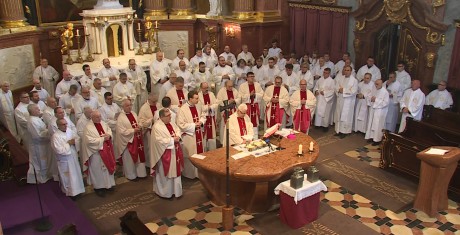 Nagycsütörtök -  Olajszenteléssel és a papi ígéretek megújításával kezdődött meg a Szent Három Nap liturgiája