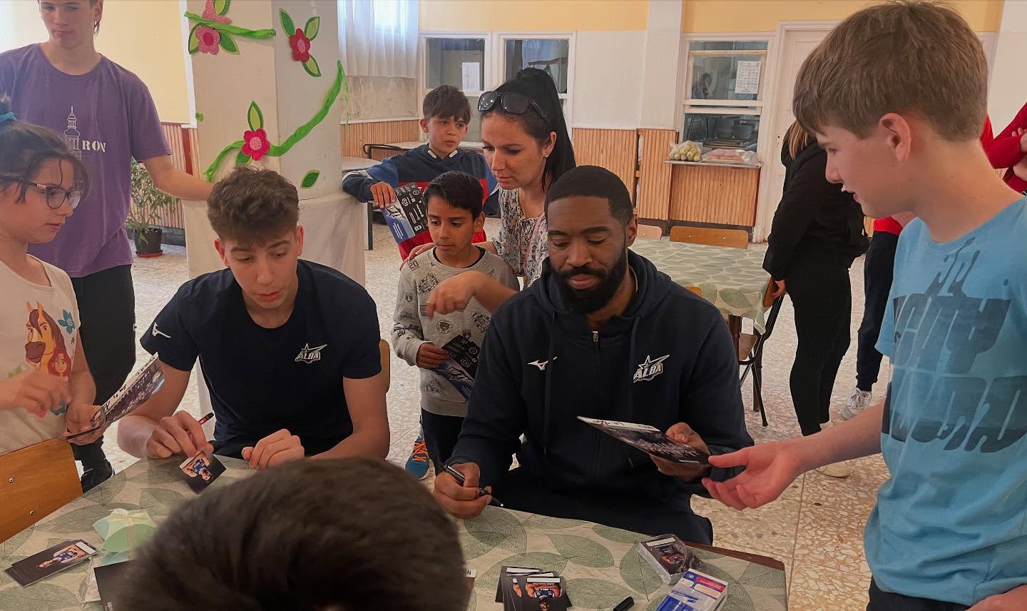 Gyermekotthon lakóinak okoztak örömet húsvét előtt az Alba Fehérvár játékosai