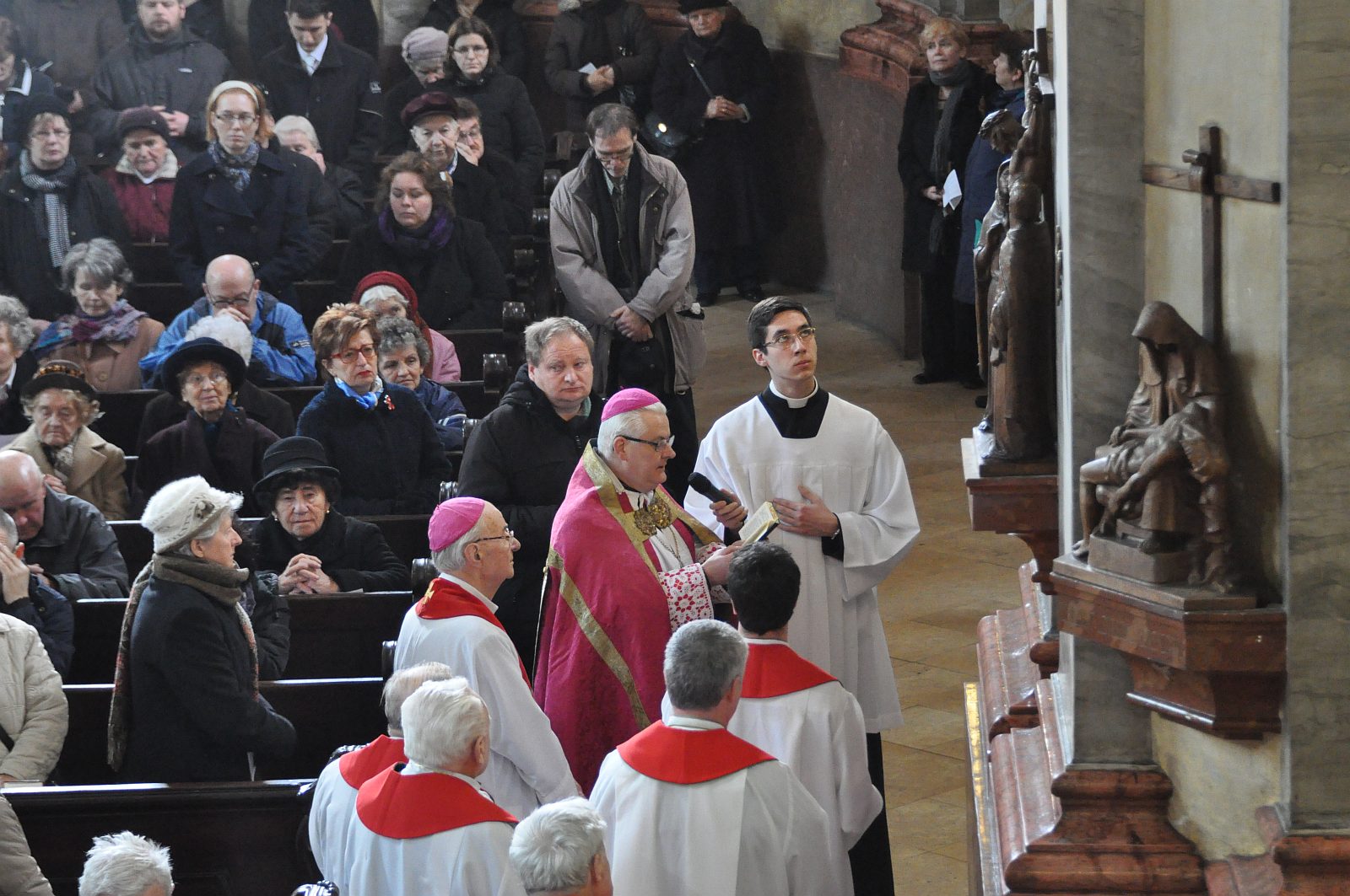 Az eső miatt a Bazilikában lesz a város polgárainak közös keresztútja