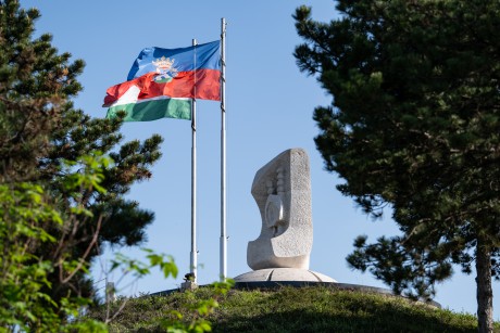 Az Aranybulla kibocsátásának évfordulója alkalmából helyeztek el virágokat az emlékműnél