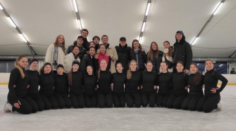 Balett a jégen - a Tánc Világnapja apropóján szervezett programot a Balett Színház a szinkronkorcsolyázókkal