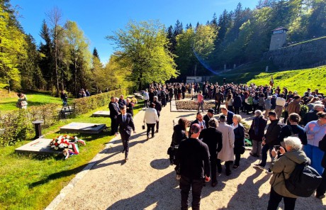 Koszorú a flossenbürgi koncentrációs táborban meghalt fehérváriak emlékére