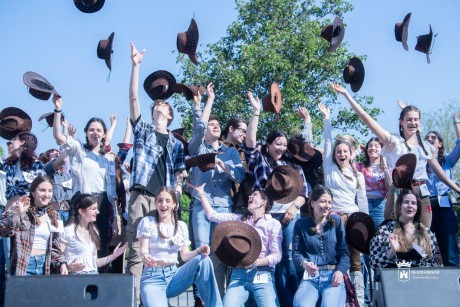 Bolondballagás 2025 - 700 diák vonult végig Székesfehérvár Fő utcáján