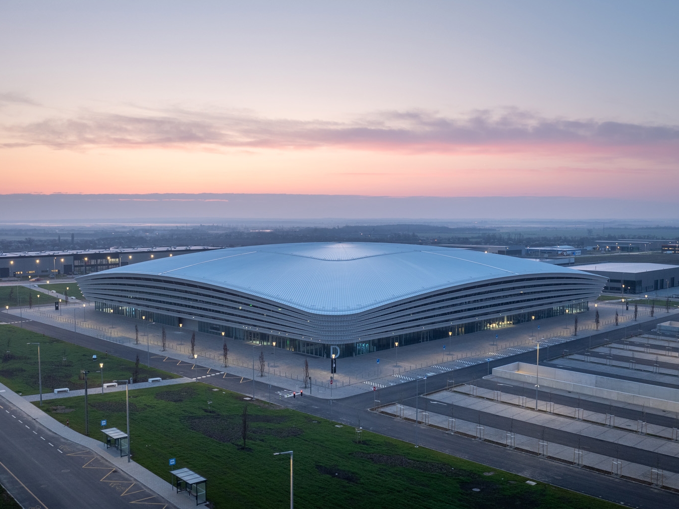 Séta a belvárosi szobrok nyomán és MET Aréna túra is lesz szombaton