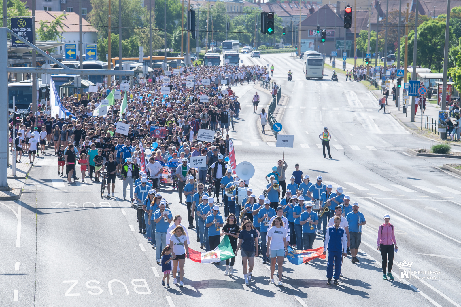 Ezrek a Bregyóban: felvonulással és sportmajálissal ünnepelt Székesfehérvár