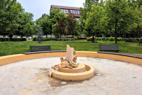 Összetörték az Arge-kút egyik szobrát a III. Béla király téren