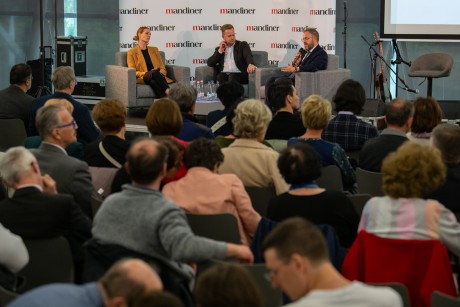 Közélet, kultúra és kézilabda - az első Mandiner Klubestet rendezték meg Székesfehérváron