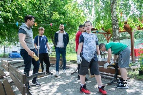 Önkéntesek segítségével szépült meg a Feketehegy-Szárazréti Idősek Otthona udvara