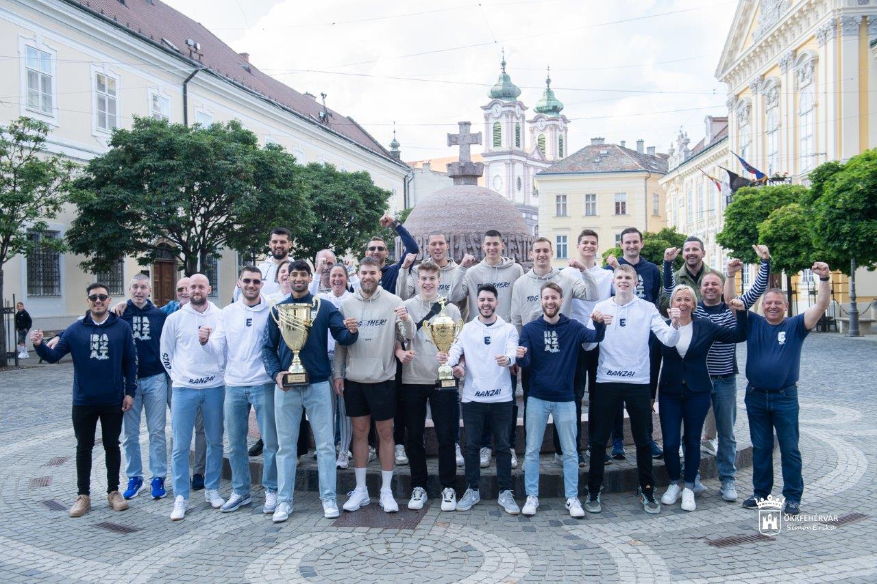 Bajnokcsapat - az Extraliga győztes MÁV Előre Foxconn csapatát köszöntötték a Városházán