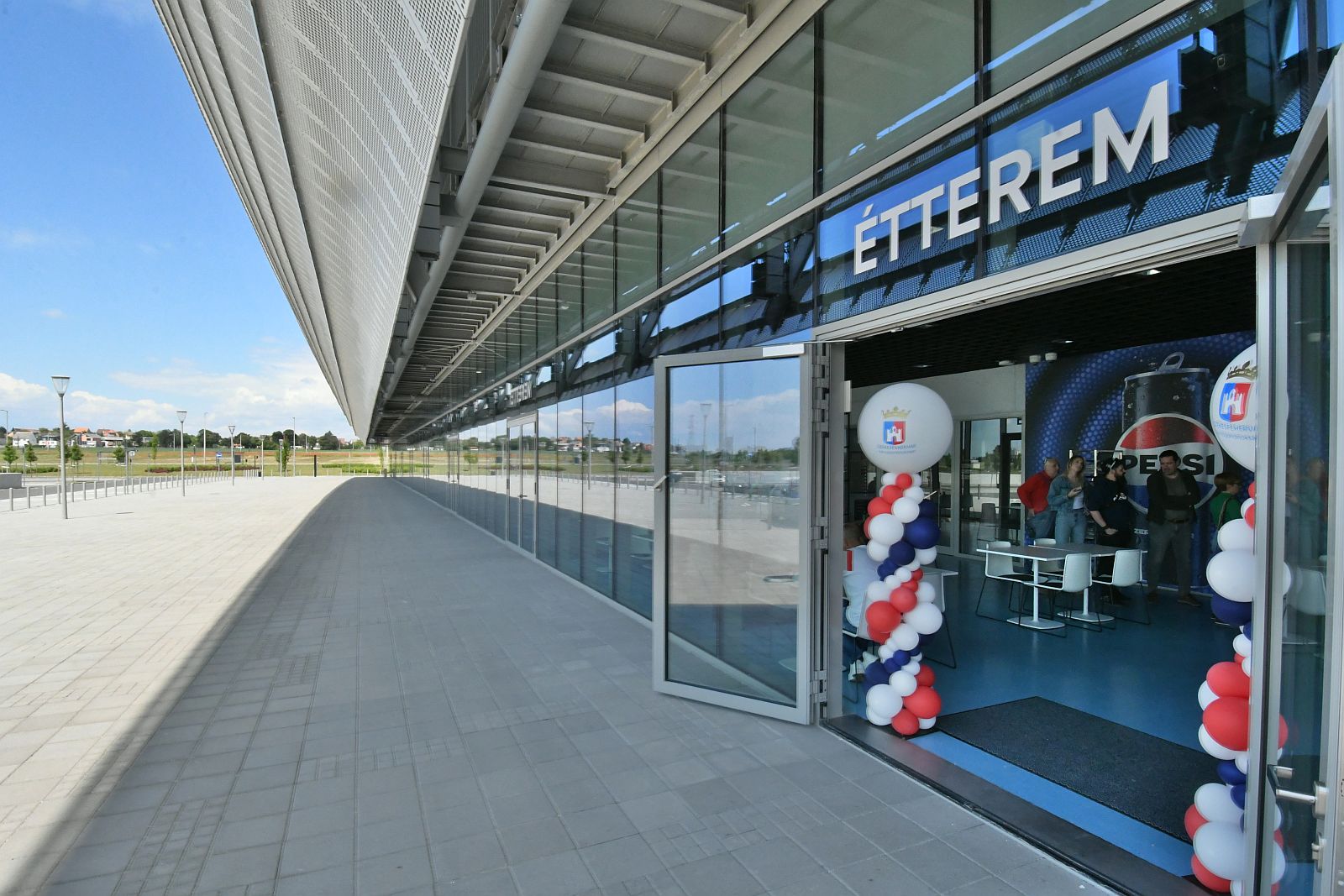 Egyéves születésnapját ünnepelte az Aréna Étterem