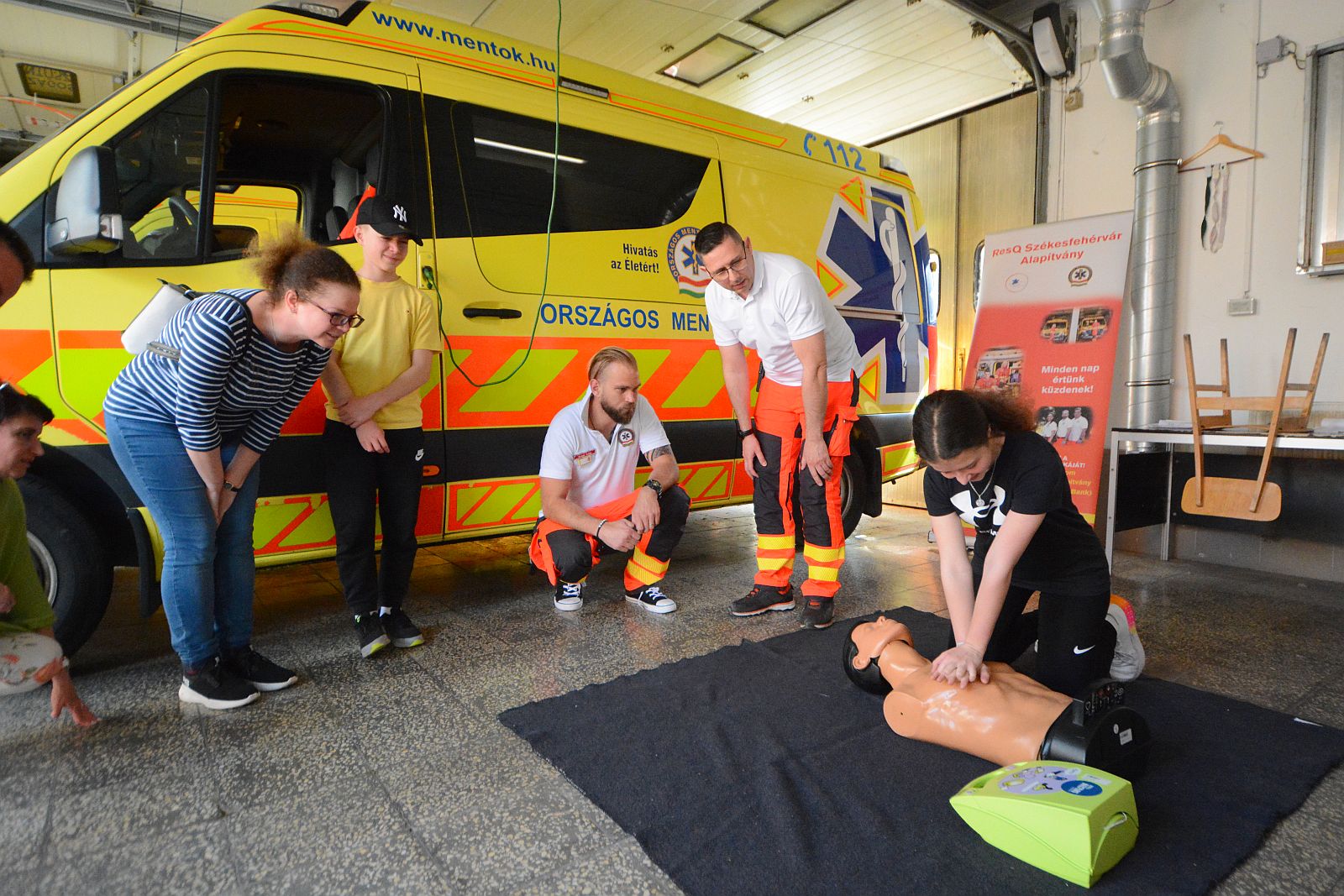 Újraélesztés és mentési bemutató - nyílt nap a mentőállomáson