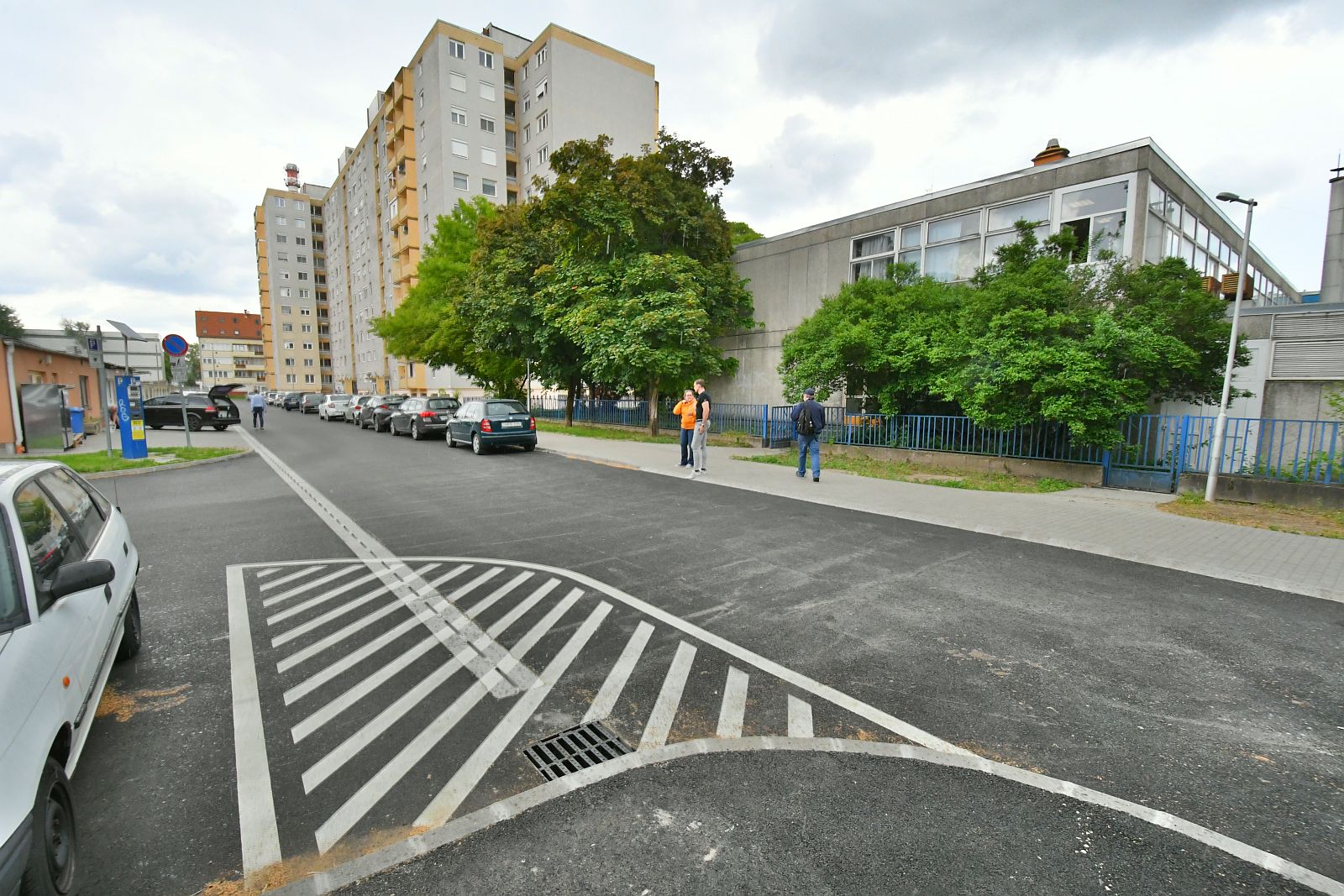 Elkészült a Gáz utcai garázssoron a teljes út- és járdafelújítás