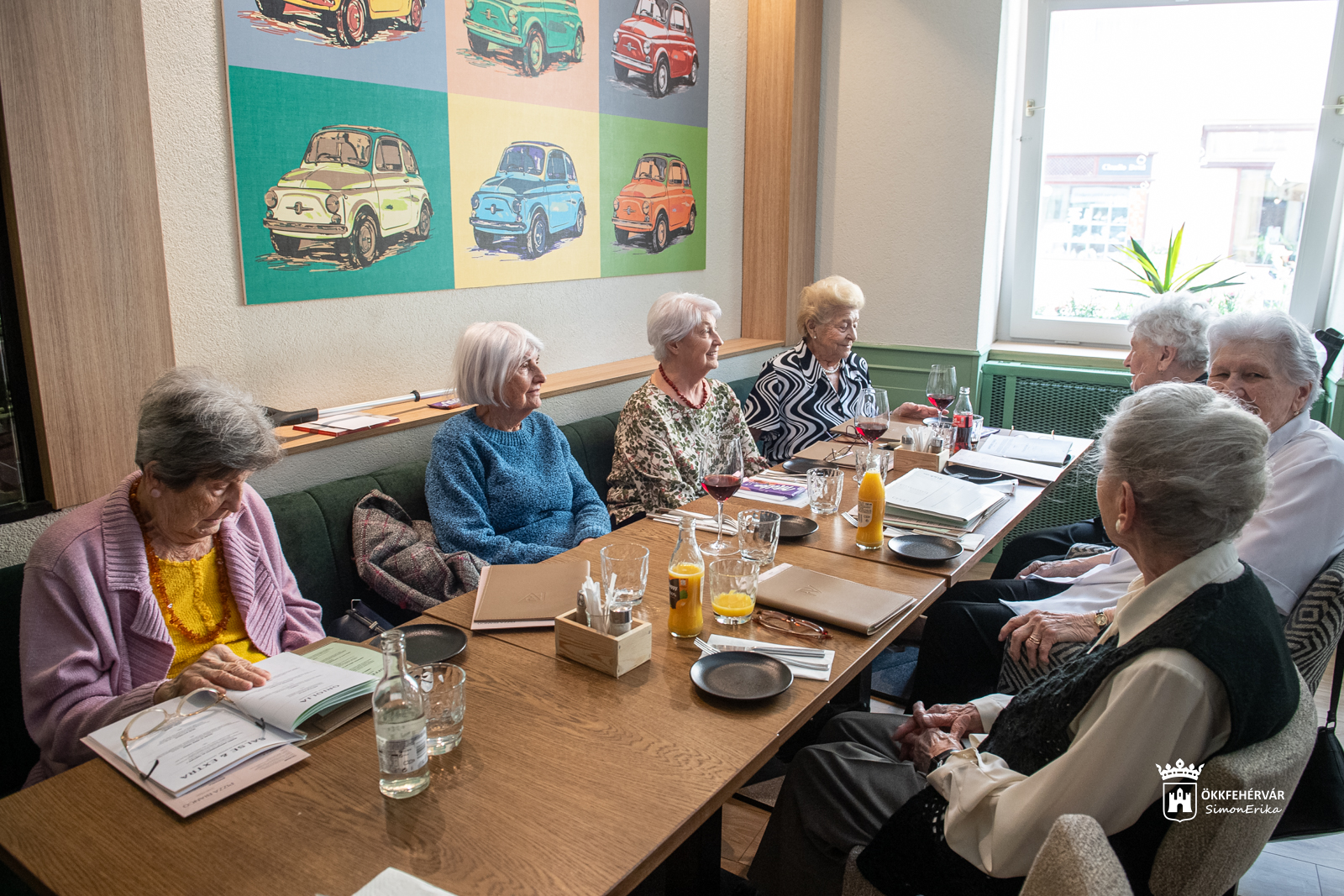 Különleges találkozás - hetvenéves érettségi találkozójukat ünnepelték a Hunyadis diákok