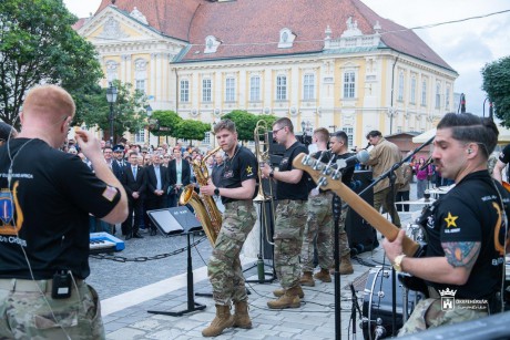 Amerikai katonazene a Belvárosban - Székesfehérváron vendégszerepelt a Free Groove zenekar