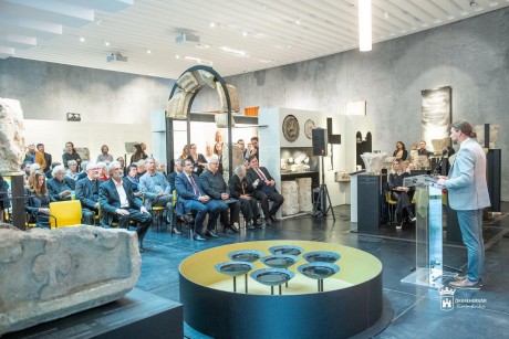 A Fény útja textilbe álmodva – megnyílt Hager Ritta kiállítása