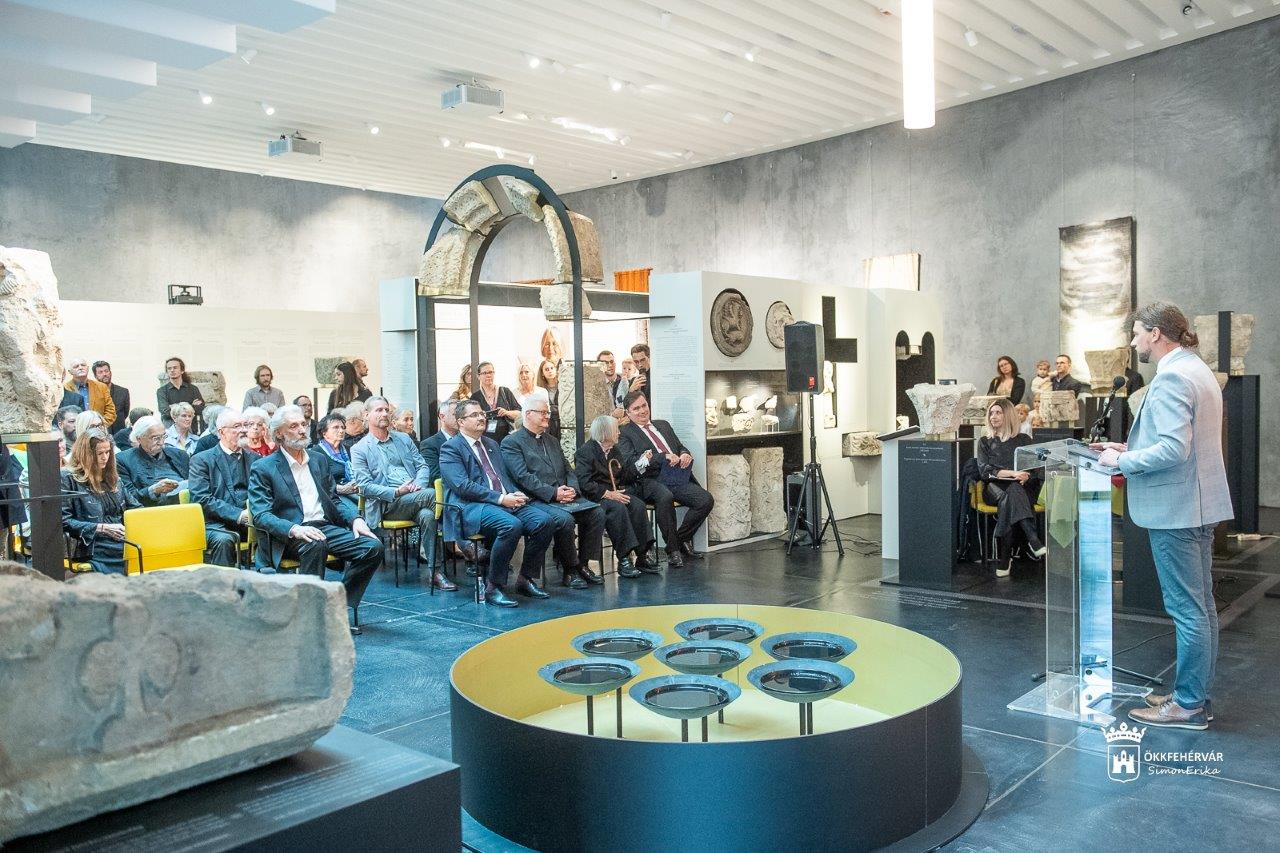 A Fény útja textilbe álmodva – megnyílt Hager Ritta kiállítása