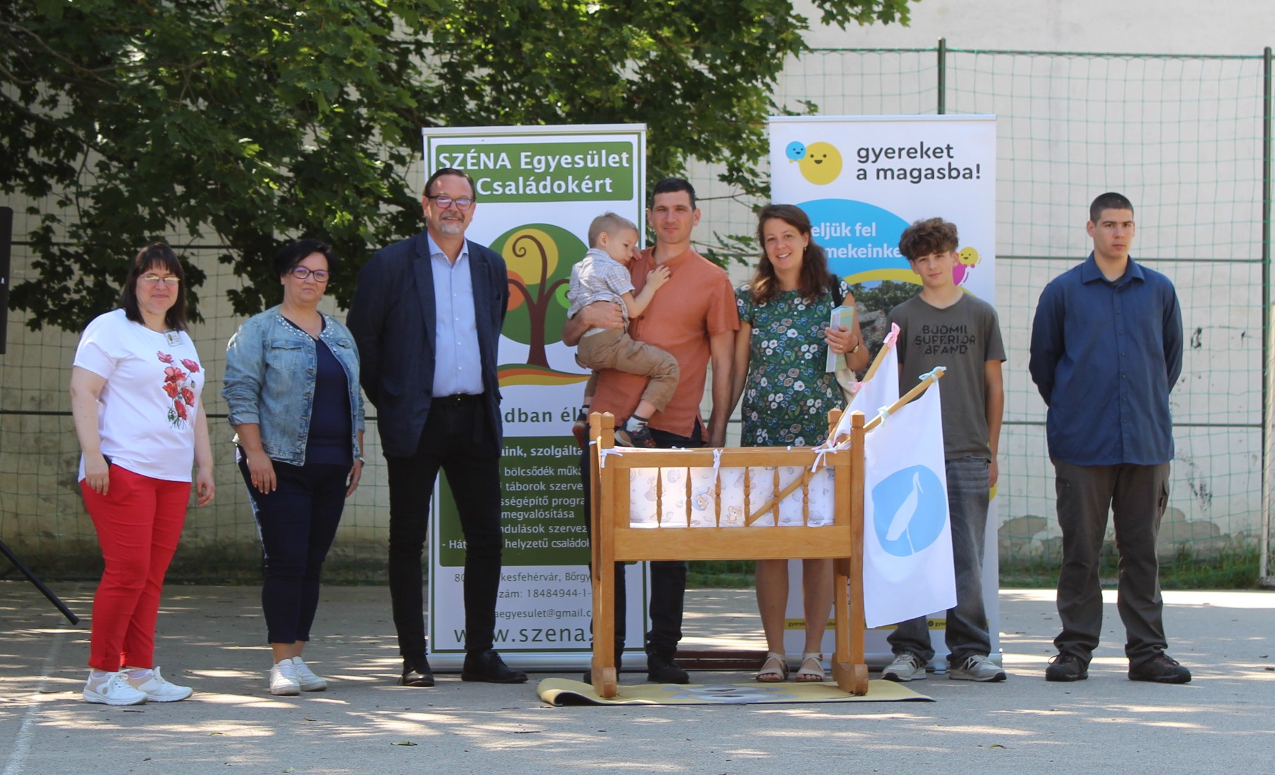 Vándorbölcső-átadóval és gyerekemeléssel ünnepelt a 30 éves SZÉNA Egyesület