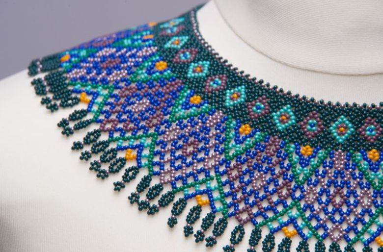 Komendó Gabriella gyöngyfűző kiállítása a Gárdonyi Géza Művelődési Házban