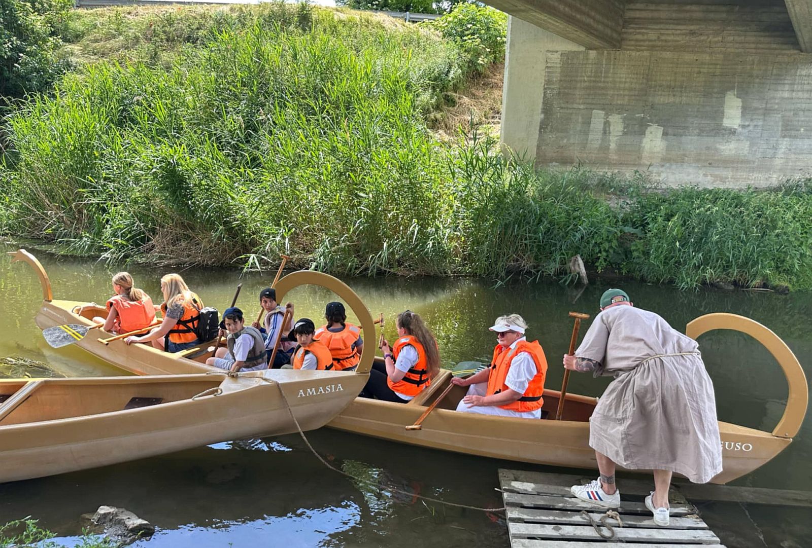 Vigyáztak a gyerekekre - hajóval mentek Gorsiumba a Nádor csatornán