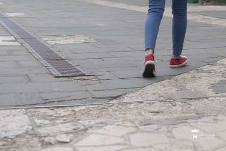 Keddtől kezdődik a Koronázó tér felújítása, két hónapig a gyalogosokat is érinti a terelés
