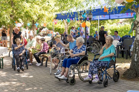 Operett, bográcsgulyás és sok-sok vidámság - családi nap az idősek otthonában