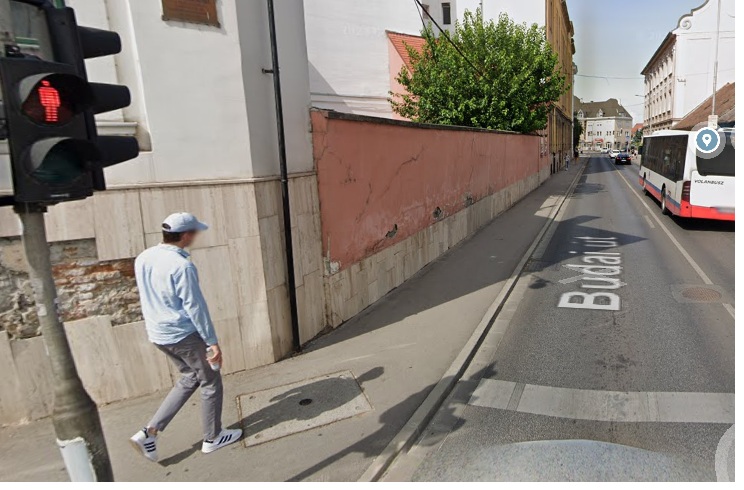 Megdőlt kerítés miatt zártak le egy játdaszakaszt a kis Budain