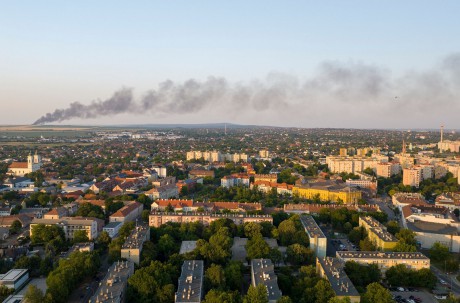 Szinte az egész városból látni füstöt - oltják a csalai szeméttelepen keletkezett tüzet