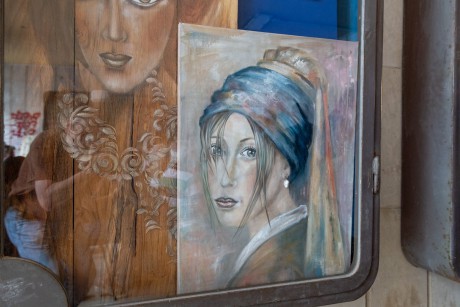 „Tiszta színből, szeretettel” – Márfy Gabriella alkotásai láthatók a Fő utcán