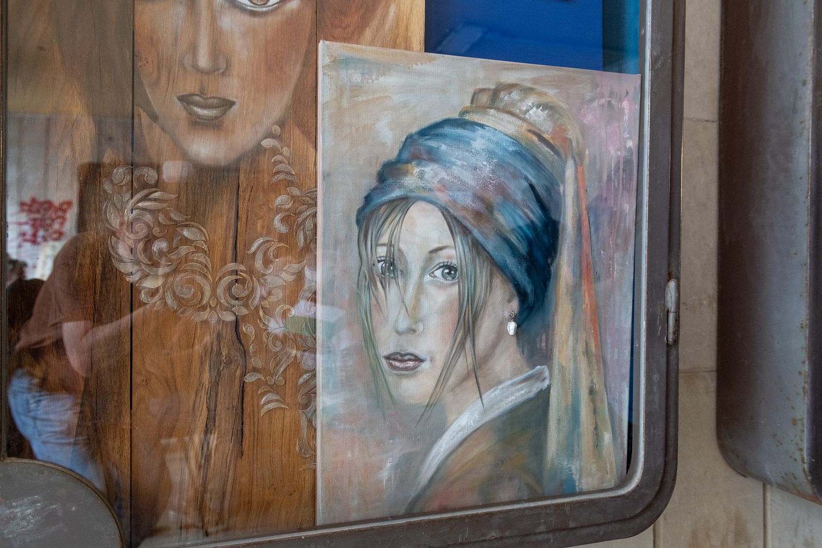 „Tiszta színből, szeretettel” – Márfy Gabriella alkotásai láthatók a Fő utcán