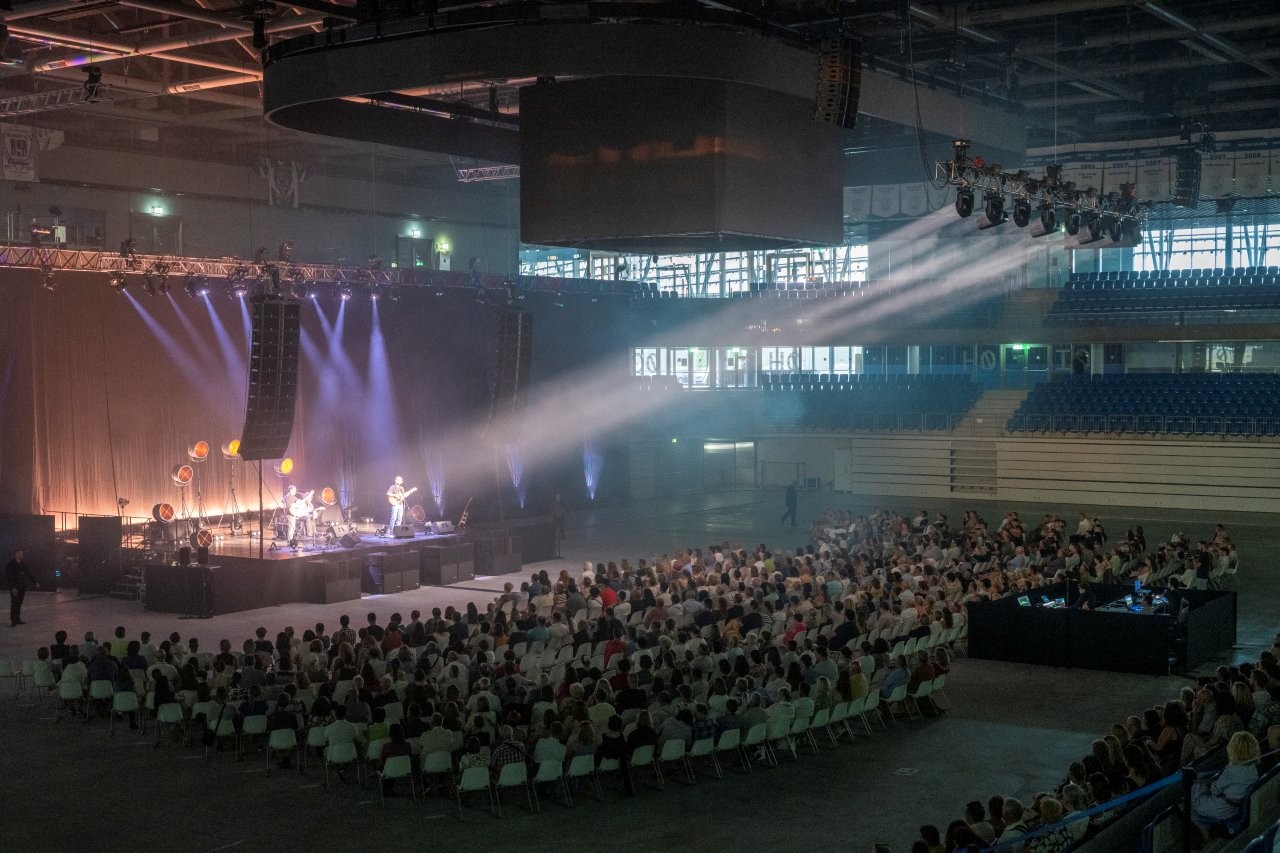 „Az élet egy csoda!” – Fájdalmasan szép emlékezés Cseh Tamás dalaival