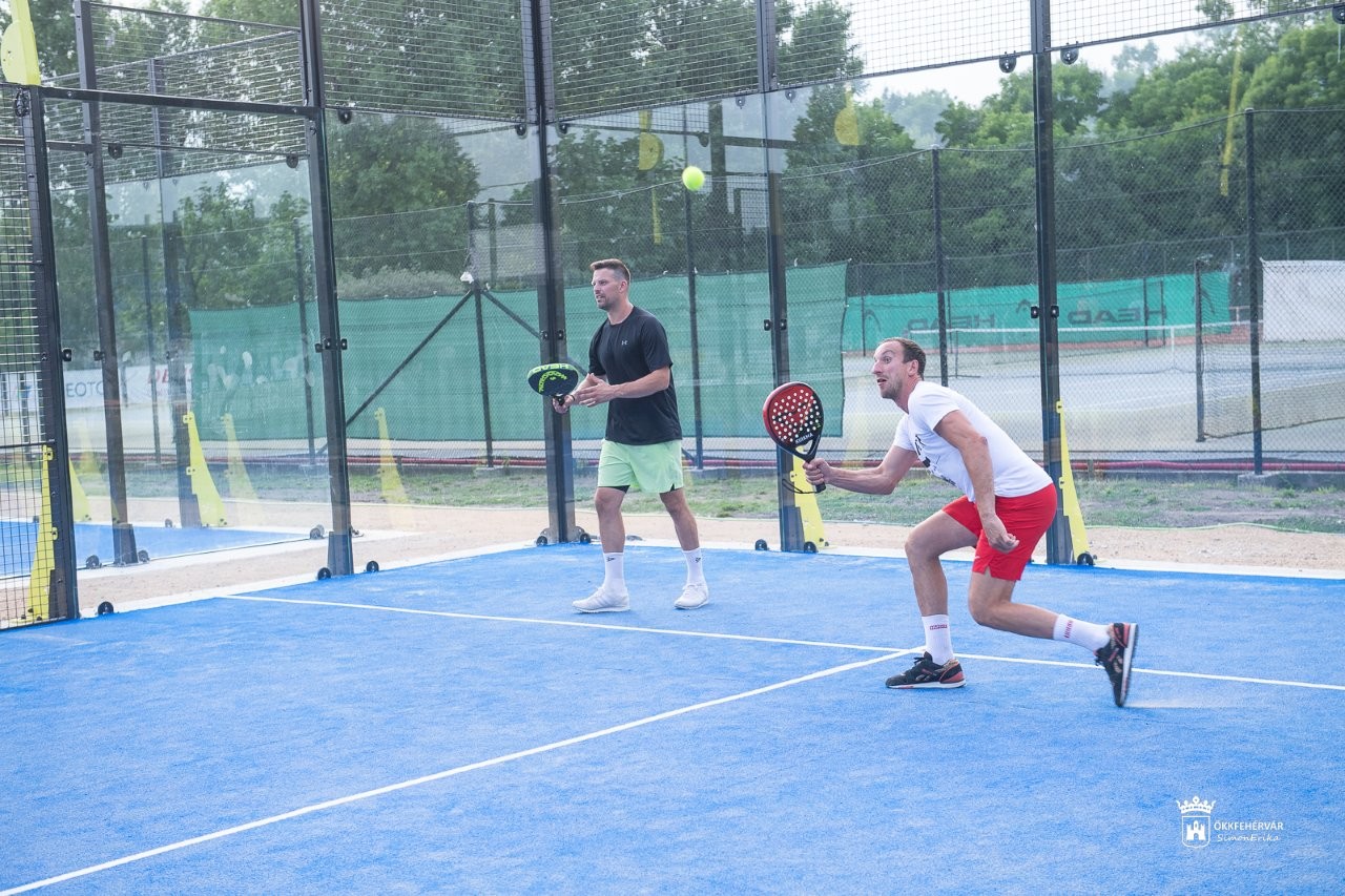 Félig tenisz, félig fallabda - megnyílt Székesfehérvár első padelpályája