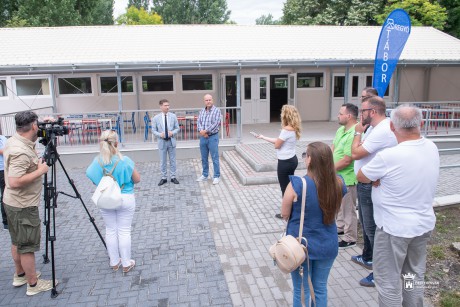 Megújult a Bregyó közi napközis tábor épülete – új terasz, nagy nyitott terek várják a gyerekeket