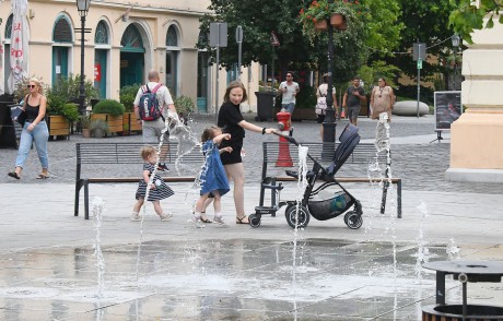 Nem javasolt fürdeni a belvárosi szökőkutak vizében!