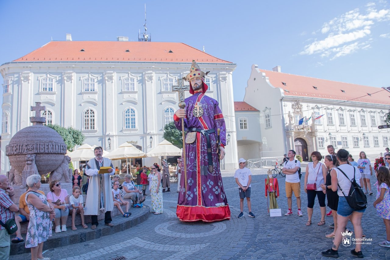 Óriásbábok a Belvárosban - öt hétvégén át hangolódhatunk a Királyi Napokra