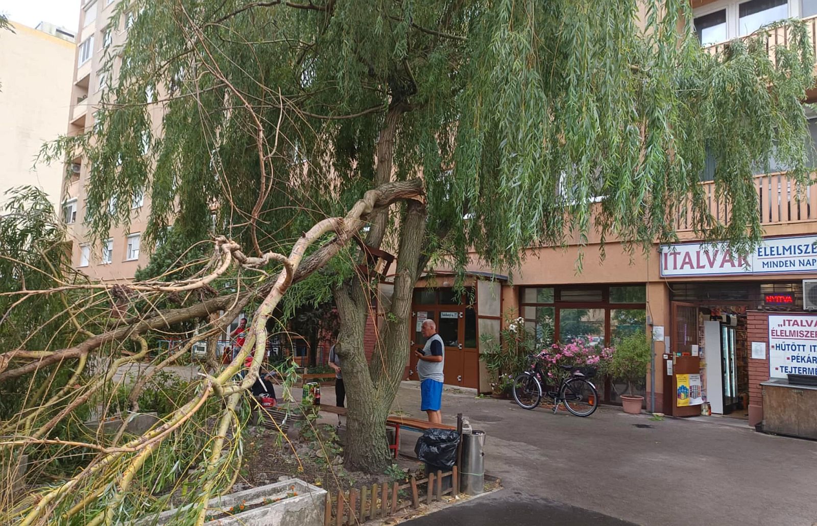 Úgy tűnik még nincs vége - A viharos időjárás ma is folytatódhat