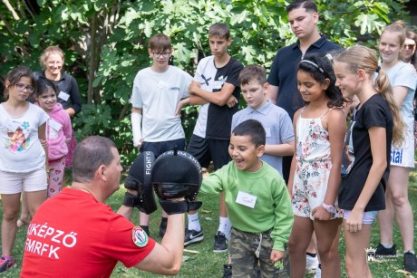 Nevelőszülőknél és gyermekotthonban élő testvérpárok a „Vigyázó Kéz” Egyesület táborában