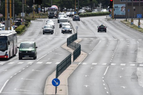 Folyamatos a munka - Megújulnak az elválasztókorlátok a Palotai úton