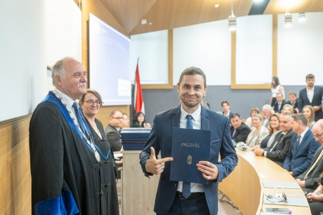 Átvehették diplomájukat az Óbudai Egyetem Alba Regia Karának végzősei