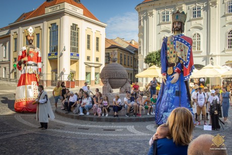Óriásbábok, hagyományőrzők és koncert Székesfehérvár Belvárosában
