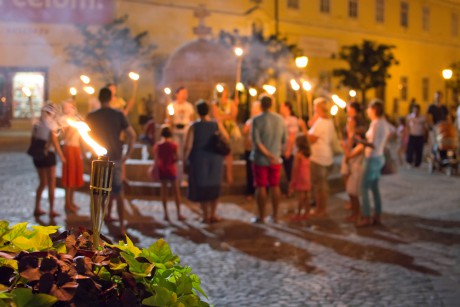 Fáklyás séta, panorámabusz és sörfőzés a Tourinform Irodával