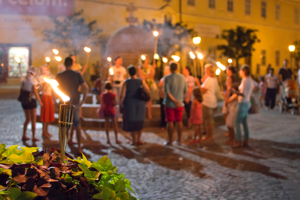 Fáklyás séta, panorámabusz és sörfőzés a Tourinform Irodával