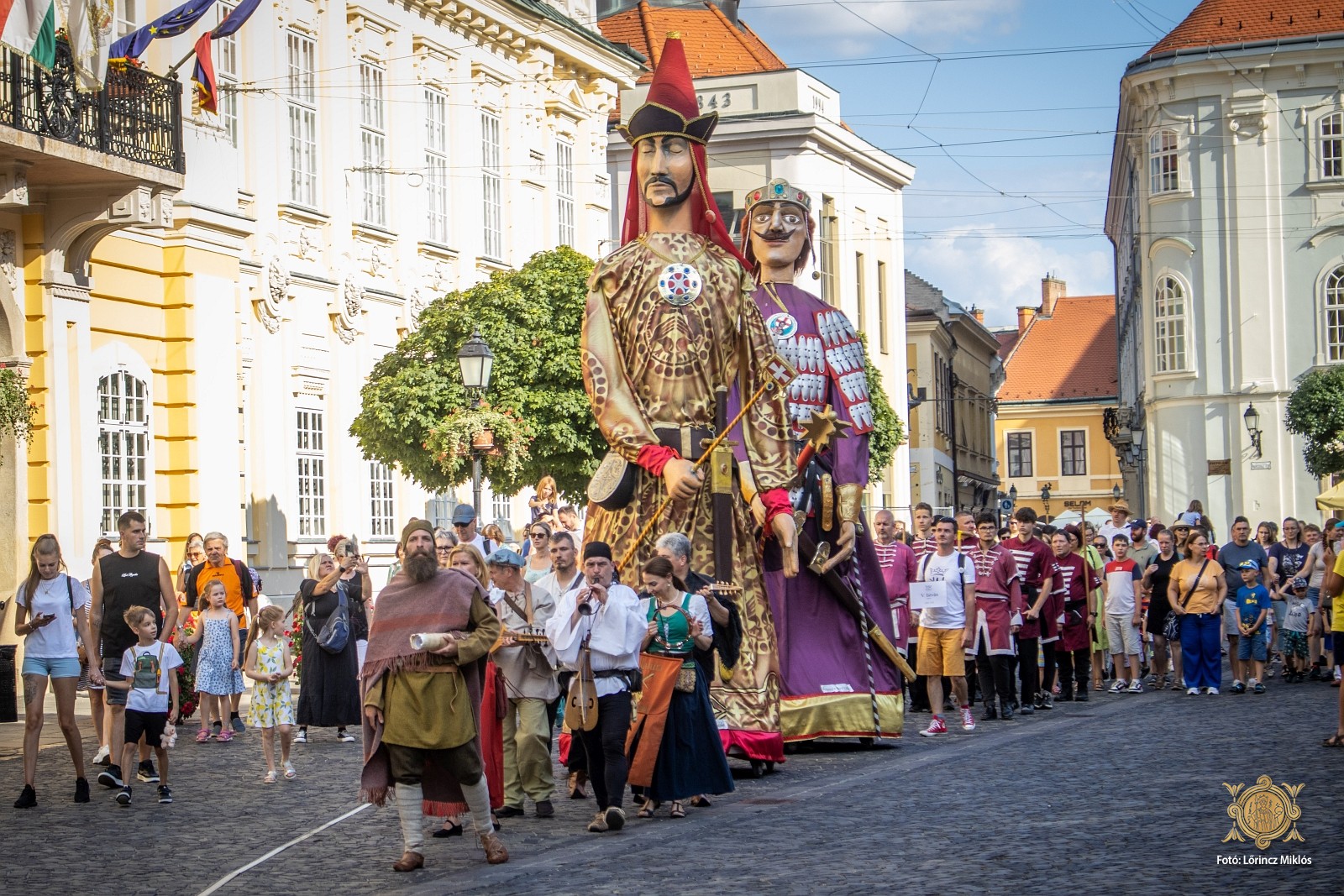 Könyves Kálmán vezetésével vonultak fel a királyok a Belvárosban