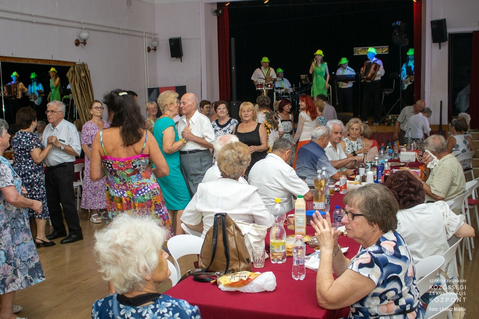 Örökzöld dallamok, örökifjú vendégek a felsővárosi Szenior Anna-bálon