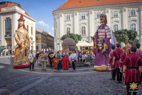 Ezúttal nem szombaton, hanem pénteken vonulnak az óriásbábok a Belvárosban!