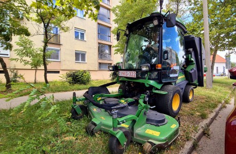 Egy hónap szünet után újra elkezdte a fűnyírást a Városgondnokság
