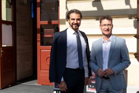 Első munkanapján köszöntötte Dolhai Attilát Székesfehérvár polgármestere