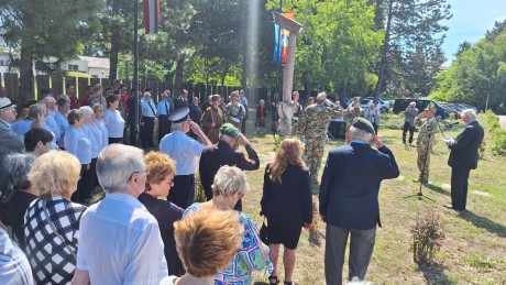 Hagyományőrző veteránok emlékeztek bajtársakra a Repülős és Ejtőernyős Emlékműnél