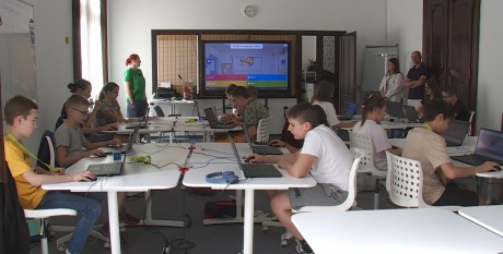 Digitális csodaország az Alba Innovárban - a héten az AI-val ismerkednek a diákok