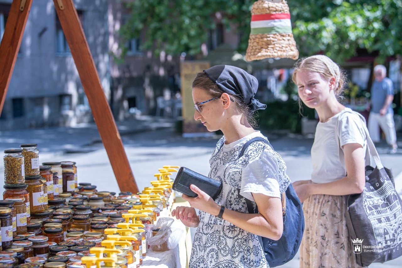 Pénteken elkezdődött és vasárnapig tart a Fehérvári Mézünnep a Belvárosban